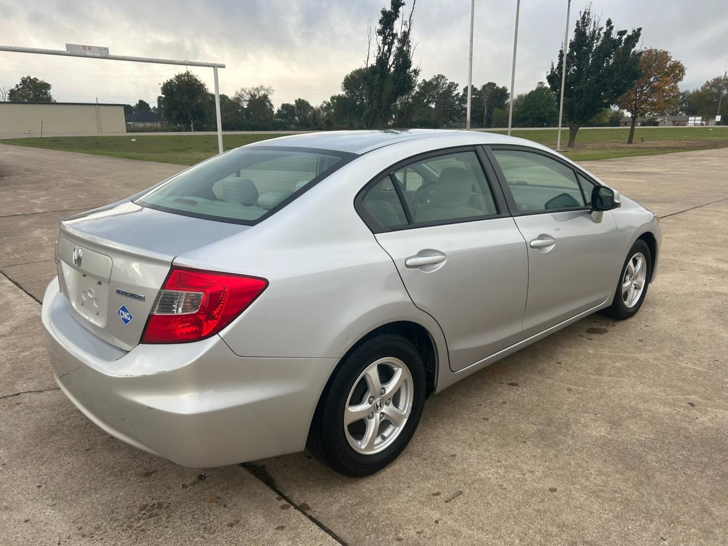 2012 Silver /Gray Honda Civic (19XFB5F5XCE) with an 1.8L L4 SOHC 16V CNG engine, AUTOMATIC transmission, located at 17760 Hwy 62, Morris, OK, 74445, (918) 733-4887, 35.609104, -95.877060 - 2012 HONDA CIVIC 1.8L FWD DEDICATED CNG (COMPRESSED NATURAL GAS) VEHICLE. FEATURES REMOTE KEYLESS ENTRY, POWER LOCKS, POWER WINDOWS, POWER MIRRORS, MANUEL SEATS, AM/FM RADIO, CD PLAYER, USB, AUX, BLUETOOTH FOR HANDS-FREE CALLING, 12V POWER OUTLET, CRUISE CONTROL, TRACTION CONTROL, CLOTH SEATS, 195/6 - Photo#4